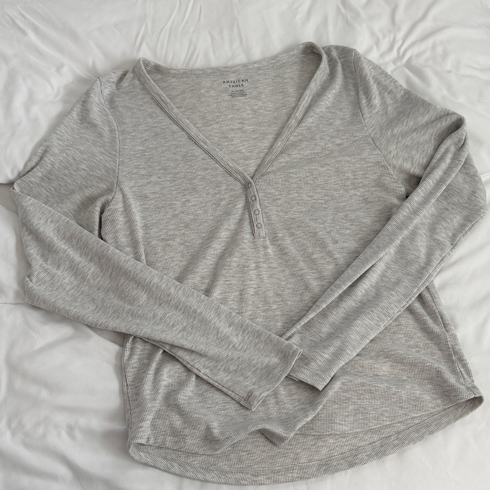 American Eagle Outfitters Light Gray V-Neck Long Sleeve Top